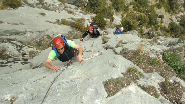  Subir os grampos da via ferrata