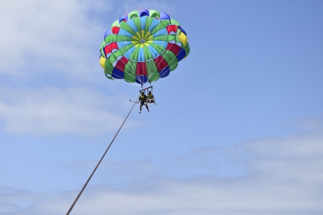  Parasailing entlang der Küste von Lanzarote 
