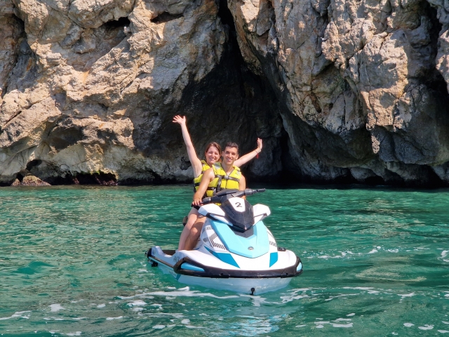 Disfrutande de un paseo en jet ski en el mediterráneo catalan