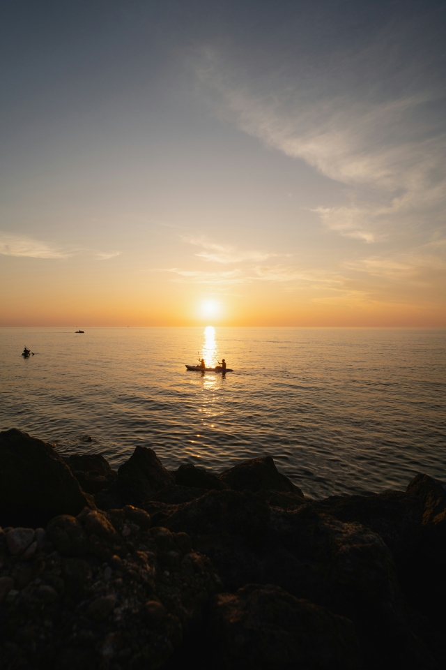  Sail aboard a kayak