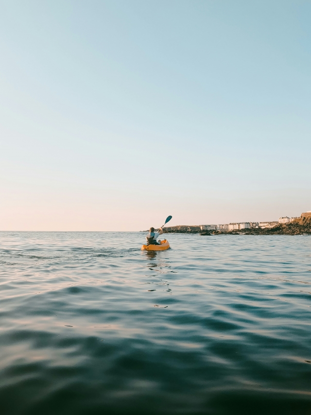 Control a kayak along the Costa del Garraf 