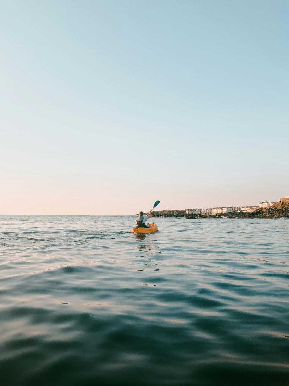Control a kayak along the Costa del Garraf 