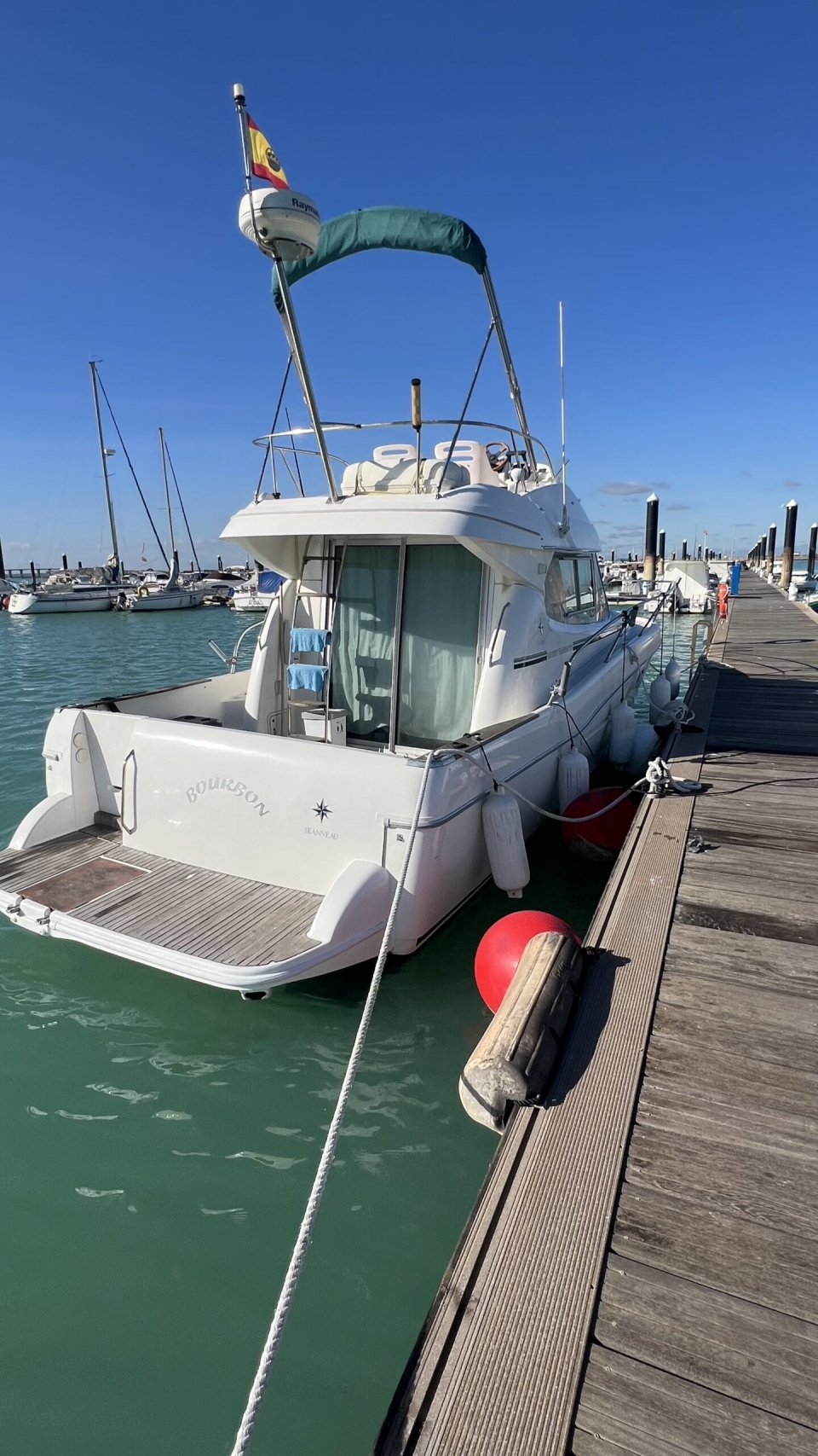 Barco amarrado al puerto