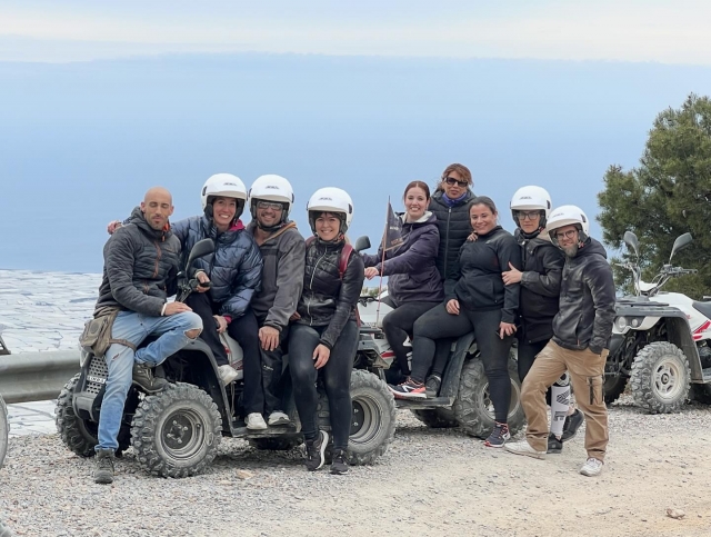  Eine Gruppe von Freunden hat Spaß während der Quad-Route 