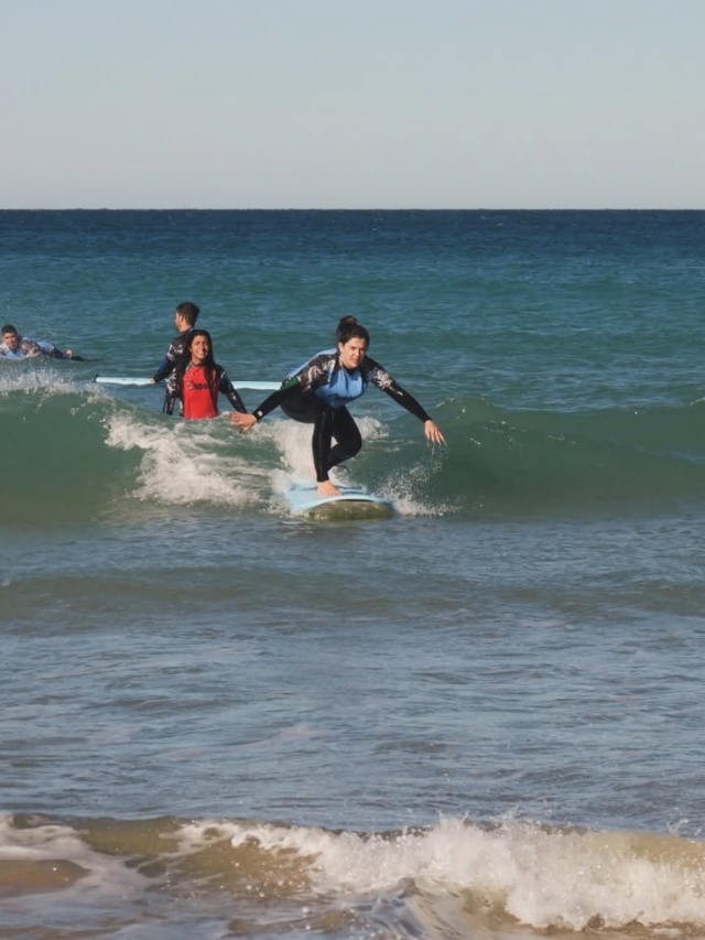 Practica surf en la costa gaditana