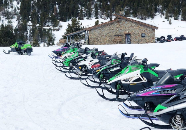 Motos de nieve junto al refugio