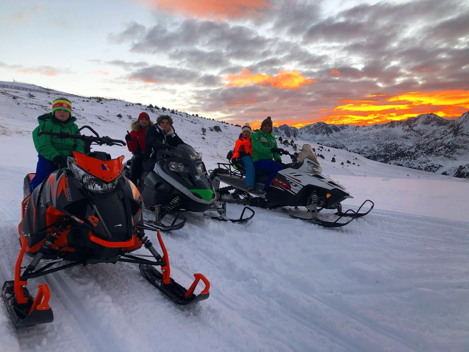 Motos de nieve al atardecer en el Port d'Envalira
