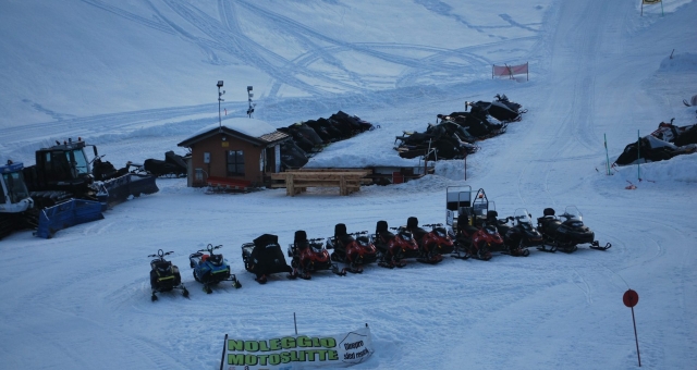  Nuestras motos de nieve listas para salir 