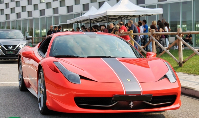  Ferrari auf der Rennstrecke 