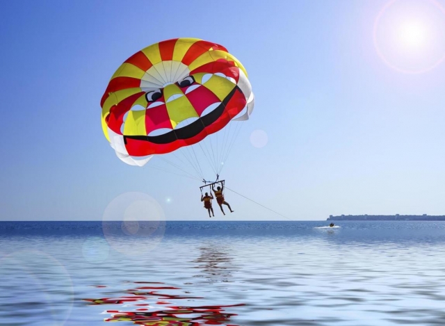 Parasailing mit einem Freund in Cagliari mit 1-stündigem Video