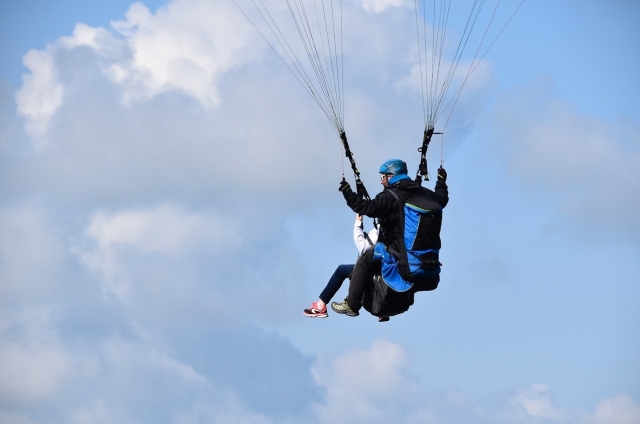 Voo duplo de parapente de 20 minutos em Monopoli