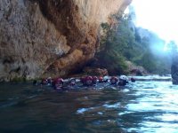 Cabezas asomando en el agua