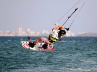 Practicando kitesurf