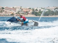 Su un lato della moto d'acqua in corsa 