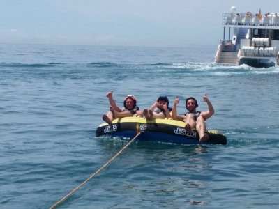 Barco esquí acuático, wakeboard e hinchables grupo