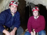 Pareja haciendo espeleologia