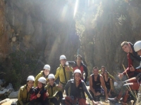 Amigos fazendo canyoning 