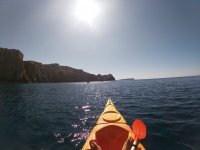 Bajo el sol en el kayak