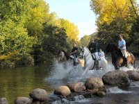 Reiten entlang des Flusses 