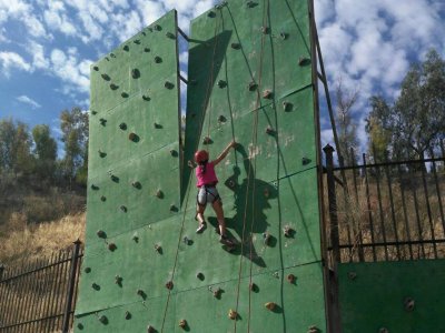Escalada en rocódromo en Cuevas Bajas