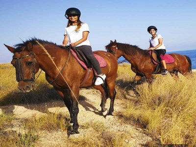 Ruta a caballo playa Villajoyosa bebida y pizza