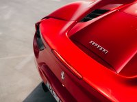  À côté de la Ferrari 
