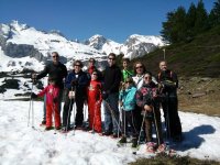 Familia con raquetas de nieve