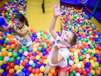 Meninas na piscina de bolas coloridas 