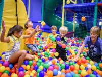  Peques che giocano nella piscina con palline 