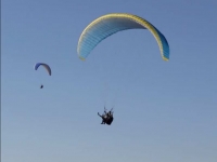 Pareja volando en parapente