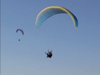 Pareja volando en parapente