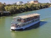 Desfrutando de um cruzeiro fluvial no Guadalquivir em Sevilha 