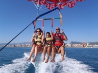 Parasailing en la playa de Alicante 