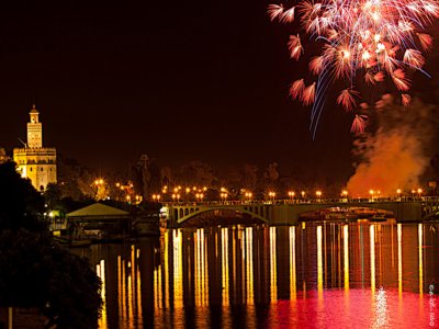 Paseo en barco Feria de Abril Fuegos artificiales