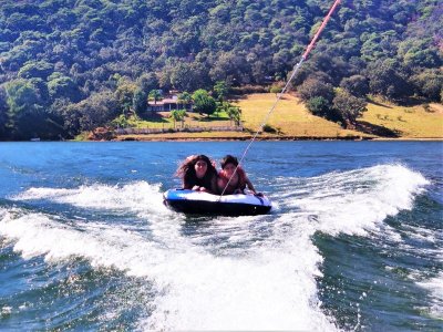 Lancha rápida con ski y donut en Valte de Bravo 1h
