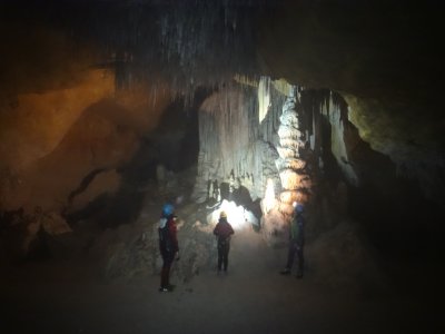 Schatzsuche in einer Höhle auf Mallorca Erwachsene