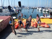 Peques con los remos para kayak