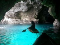 Navegando por el interior de una cueva