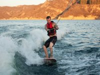 De pie en la tabla de surf en el embalse