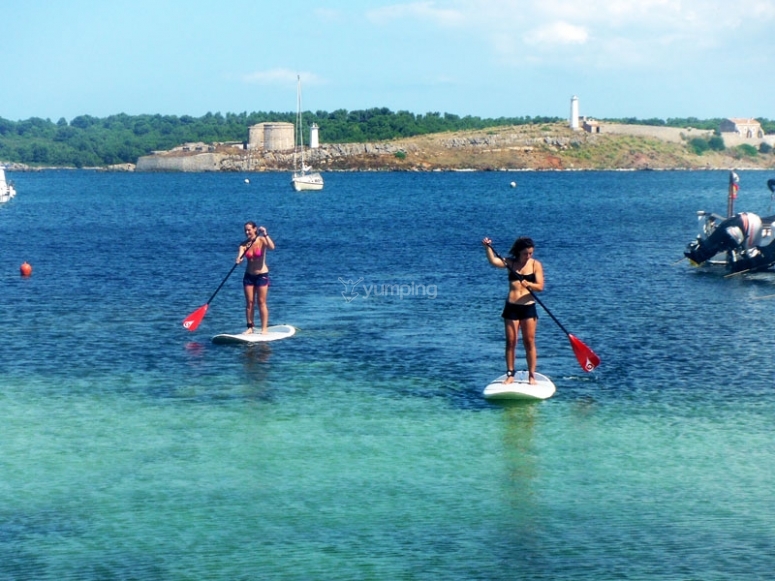 Paddle surf en aguas turquesas