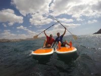 Sentados en las tablas de paddle surf