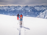 Soleado día para la ruta con raquetas de nieve