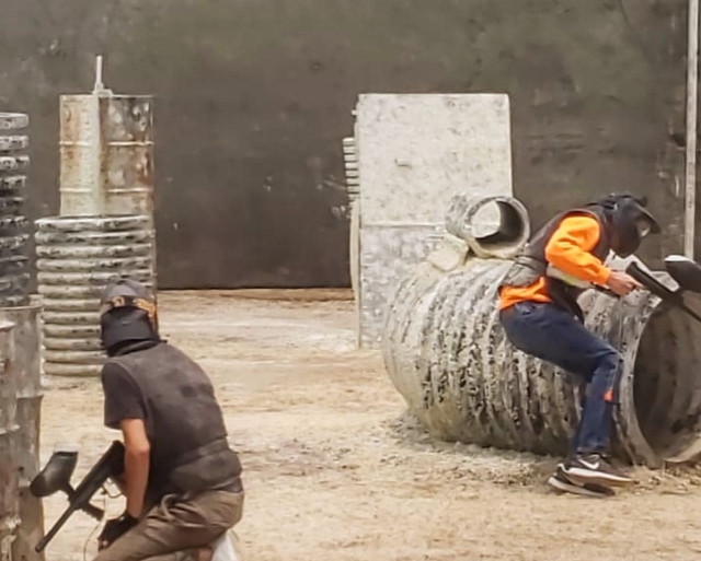 En plena partida de paintball