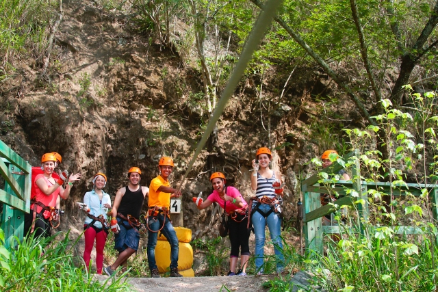 Listos para la aventura en tirolesa