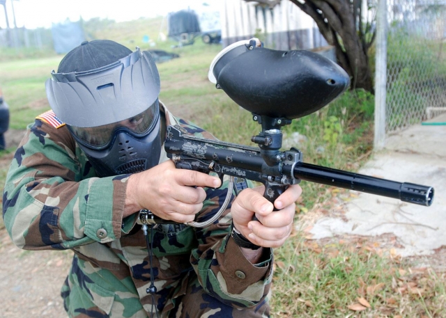 Soldado con marcadora de paintball