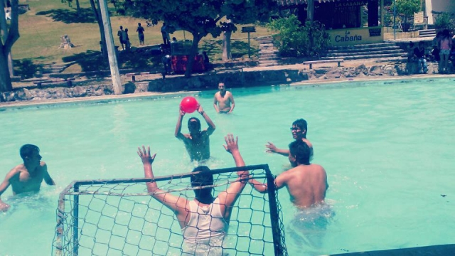 Aprovechando para jugar en la piscina 