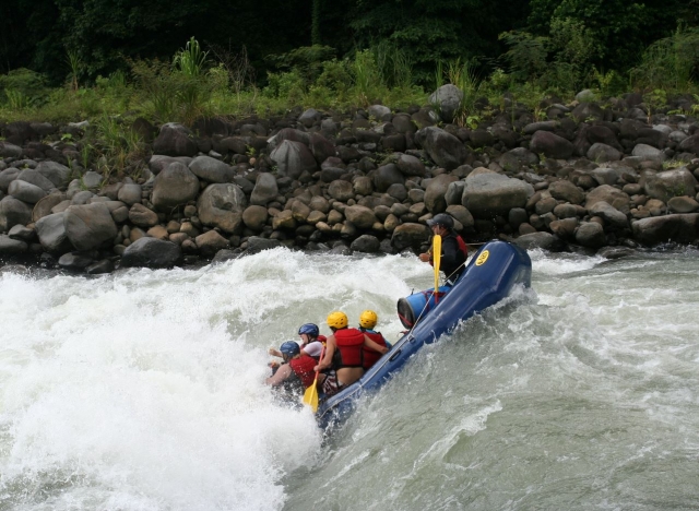 Balsa luchando contra el rio