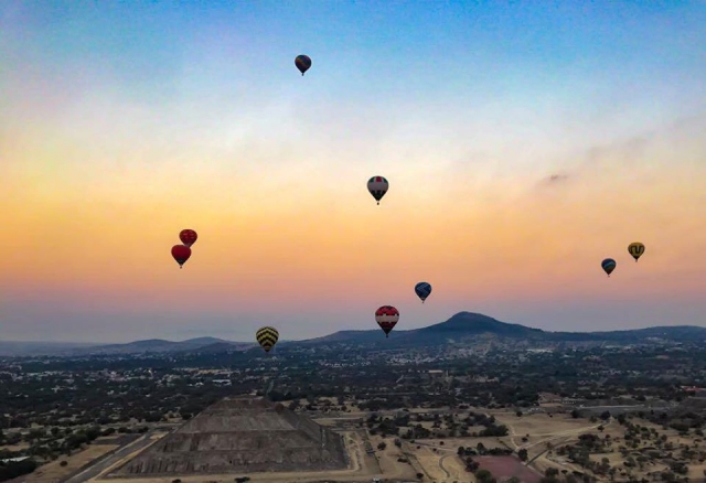 Aerostáticos sobre las pirámides de Teotihuacán