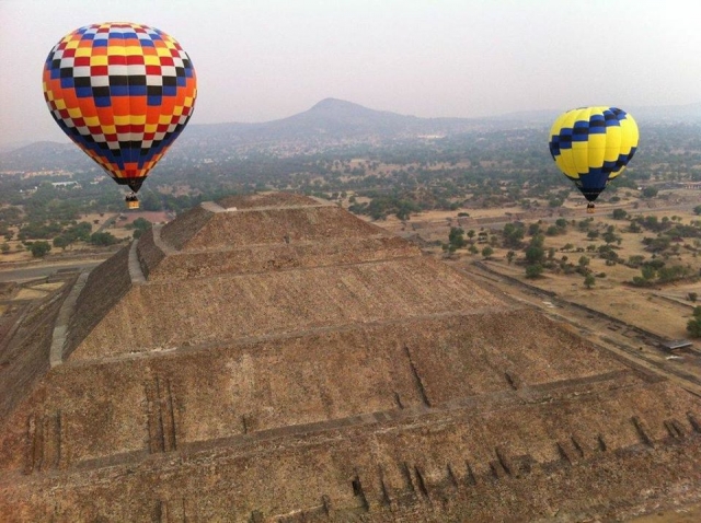 Volando sobre la pirámide del sol