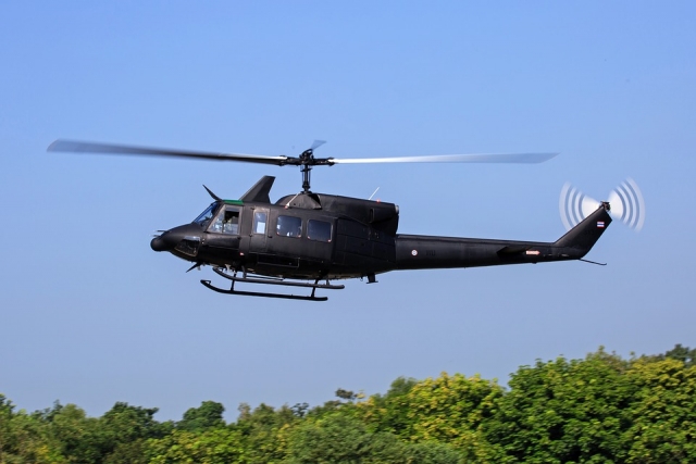 Da un paseo en helicoptero